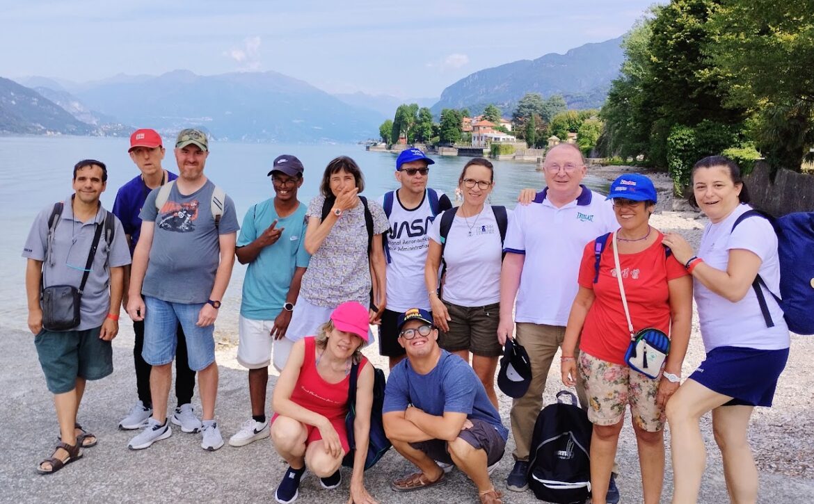 Si è conclusa con entusiasmo e tanti sorrisi la programmazione estiva del CSE Il Roseto, un percorso ricco di attività, emozioni e momenti di condivisione. Durante l'estate i ragazzi hanno vissuto esperienze significative che hanno favorito la socializzazione, l'autonomia e il piacere di stare insieme. Non sono mancate le gite alla scoperta del territorio, delle bellezze del lago e dei suggestivi paesaggi di montagna, occasioni preziose per conoscere luoghi nuovi e vivere la natura. Le giornate trascorse in piscina hanno regalato divertimento, relax e tanta allegria. Un momento particolarmente atteso è stata la vacanza a Pietra Ligure, ricca di emozioni e momenti indimenticabili, così come il soggiorno in Val di Scalve, dove i ragazzi hanno potuto immergersi nella tranquillità della montagna e sperimentare nuove attività. Ogni esperienza è stata vissuta con entusiasmo, curiosità e partecipazione. . È stato un percorso che ha arricchito tutti, operatori compresi, grazie ai tanti momenti di condivisione e crescita reciproca. Un sentito ringraziamento va alle famiglie, ai volontari e a tutti coloro che hanno contribuito alla buona riuscita delle attività estive. Ora è tempo di una meritata pausa. Auguriamo a tutti buone vacanze, ricordando che la cooperativa resterà chiusa dal 6 agosto. Ci rivedremo con entusiasmo il 1° settembre, pronti a iniziare insieme un nuovo anno ricco di progetti, esperienze e sorrisi.