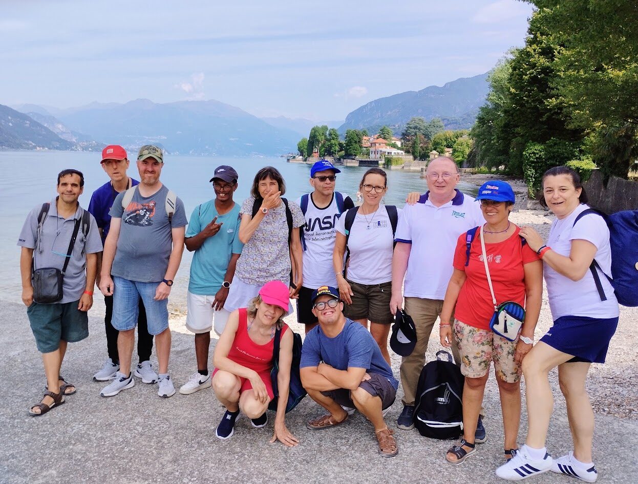 Si è conclusa con entusiasmo e tanti sorrisi la programmazione estiva del CSE Il Roseto, un percorso ricco di attività, emozioni e momenti di condivisione. Durante l'estate i ragazzi hanno vissuto esperienze significative che hanno favorito la socializzazione, l'autonomia e il piacere di stare insieme. Non sono mancate le gite alla scoperta del territorio, delle bellezze del lago e dei suggestivi paesaggi di montagna, occasioni preziose per conoscere luoghi nuovi e vivere la natura. Le giornate trascorse in piscina hanno regalato divertimento, relax e tanta allegria. Un momento particolarmente atteso è stata la vacanza a Pietra Ligure, ricca di emozioni e momenti indimenticabili, così come il soggiorno in Val di Scalve, dove i ragazzi hanno potuto immergersi nella tranquillità della montagna e sperimentare nuove attività. Ogni esperienza è stata vissuta con entusiasmo, curiosità e partecipazione. . È stato un percorso che ha arricchito tutti, operatori compresi, grazie ai tanti momenti di condivisione e crescita reciproca. Un sentito ringraziamento va alle famiglie, ai volontari e a tutti coloro che hanno contribuito alla buona riuscita delle attività estive. Ora è tempo di una meritata pausa. Auguriamo a tutti buone vacanze, ricordando che la cooperativa resterà chiusa dal 6 agosto. Ci rivedremo con entusiasmo il 1° settembre, pronti a iniziare insieme un nuovo anno ricco di progetti, esperienze e sorrisi.